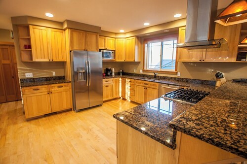 Modern Townhouse - 4 Bedrooms, 3.5 Bathrooms - Columbia River View