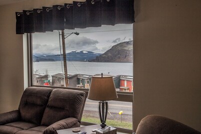 Mosier River View- 2 Bedrooms, 1.5 Bathrooms - Sweeping Panoramas