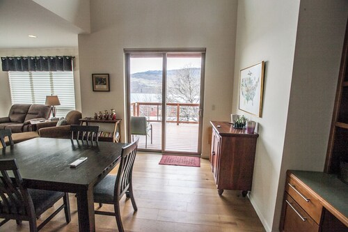 Mosier River View- 2 Bedrooms, 1.5 Bathrooms - Sweeping Panoramas