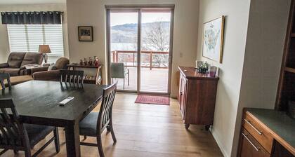 Mosier River View- 2 Bedrooms, 1.5 Bathrooms - Sweeping Panoramas