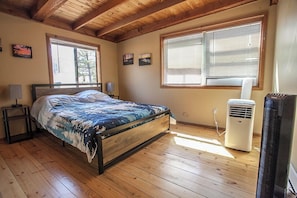 3 bedrooms, desk, iron/ironing board, free WiFi - Rustic Retreat - 3 Bedrooms, 3 Bathrooms - Beautiful Cabin on 5 Acres of Land (Mosier)