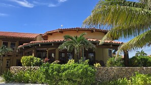 Maison, salle de bains attenante, vue mer (Luxury Seaside Villa) | Extérieur