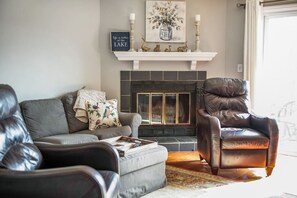 TV - Lakefront Retreat, Great Views, Pool and Dock Access! (Goodview)