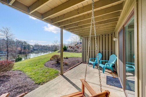 Lakefront Retreat, Great Views, Pool and Dock Access!