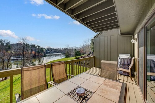 Lakefront Retreat, Great Views, Pool and Dock Access!