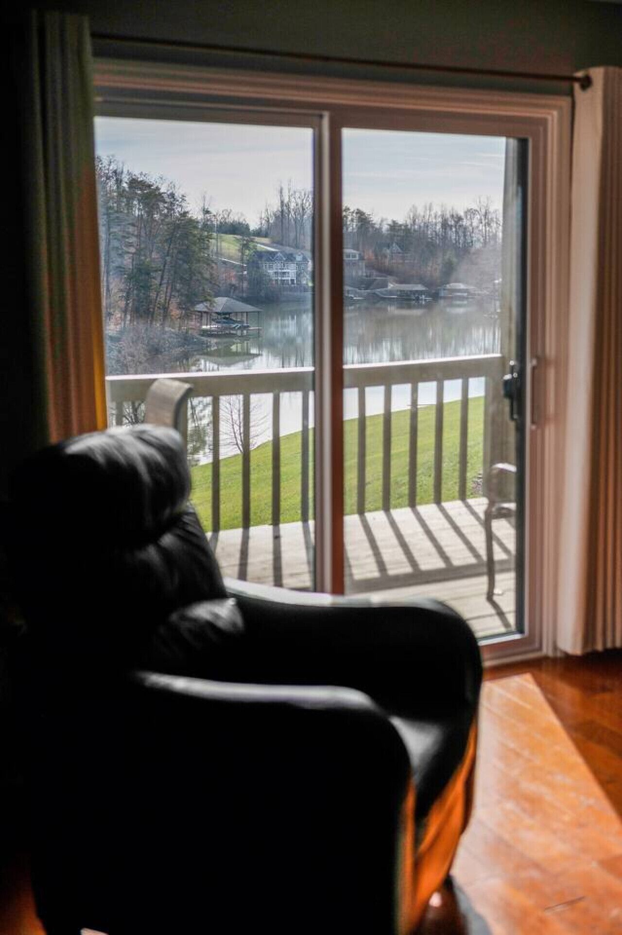 Una stanza con vista su un lago e una terrazza.