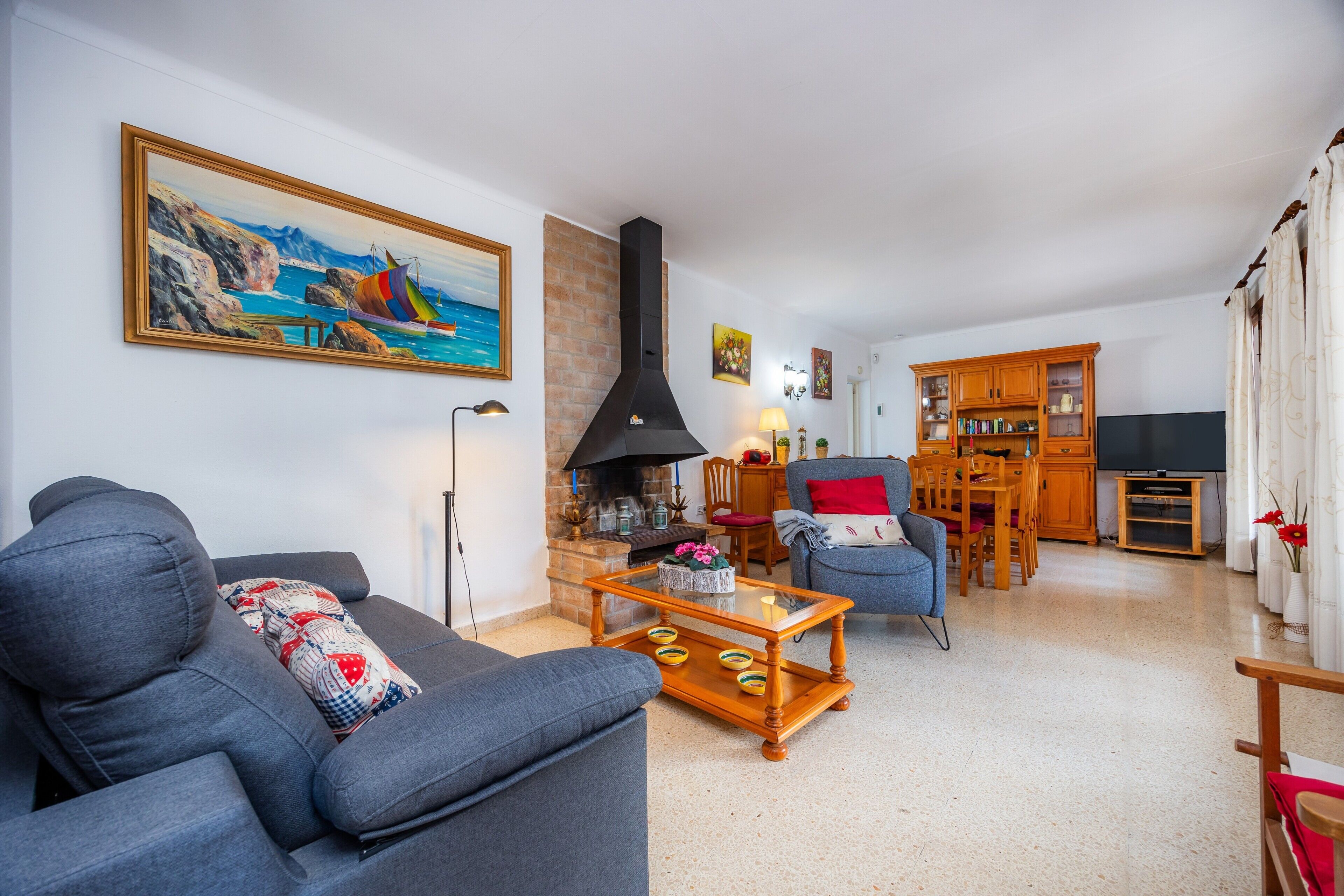 Fernseher, Kamin, DVD-Player