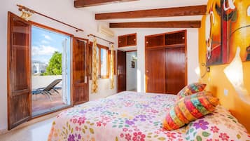 4 bedrooms, iron/ironing board, free WiFi, bed sheets