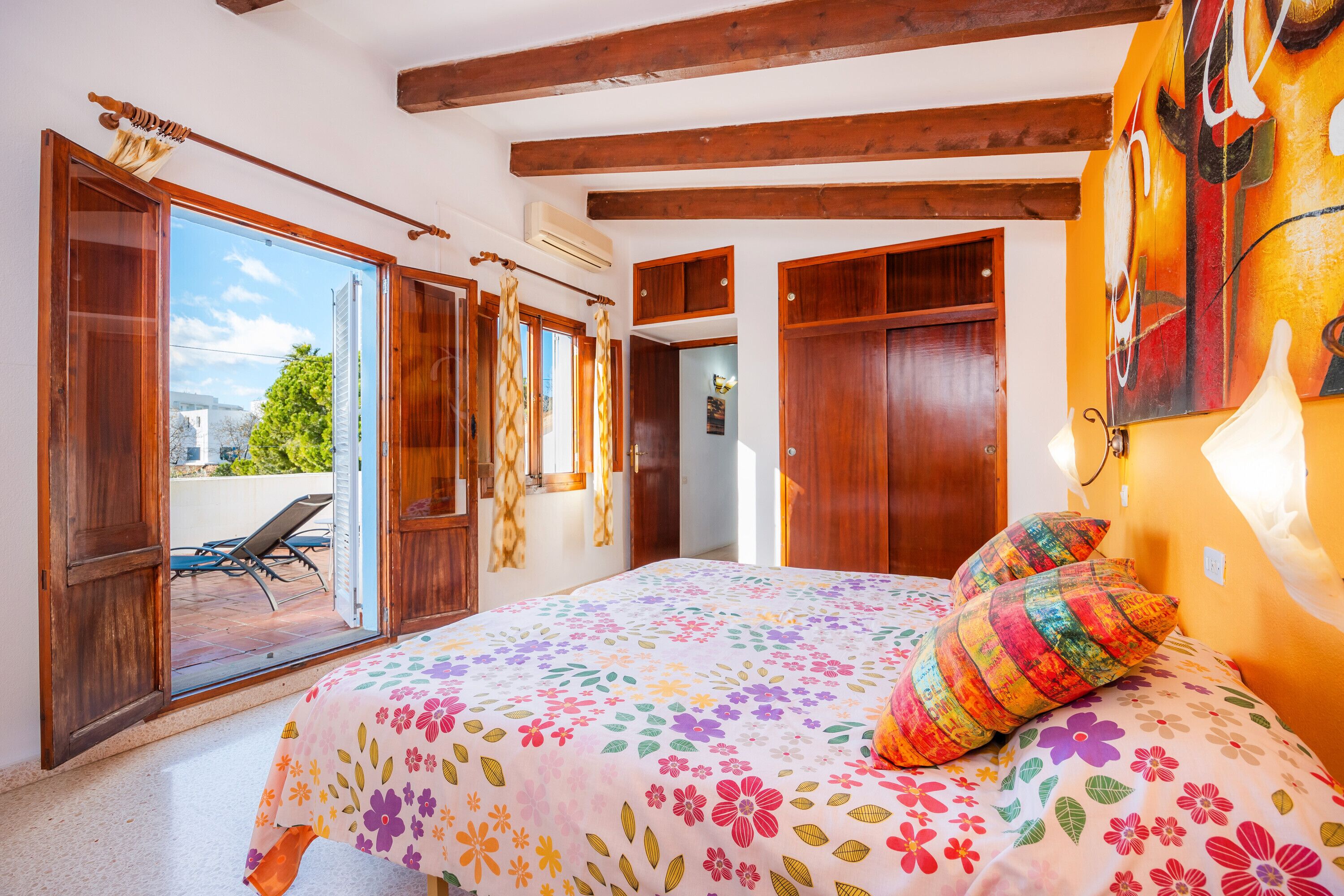 4 bedrooms, iron/ironing board, free WiFi, bed sheets