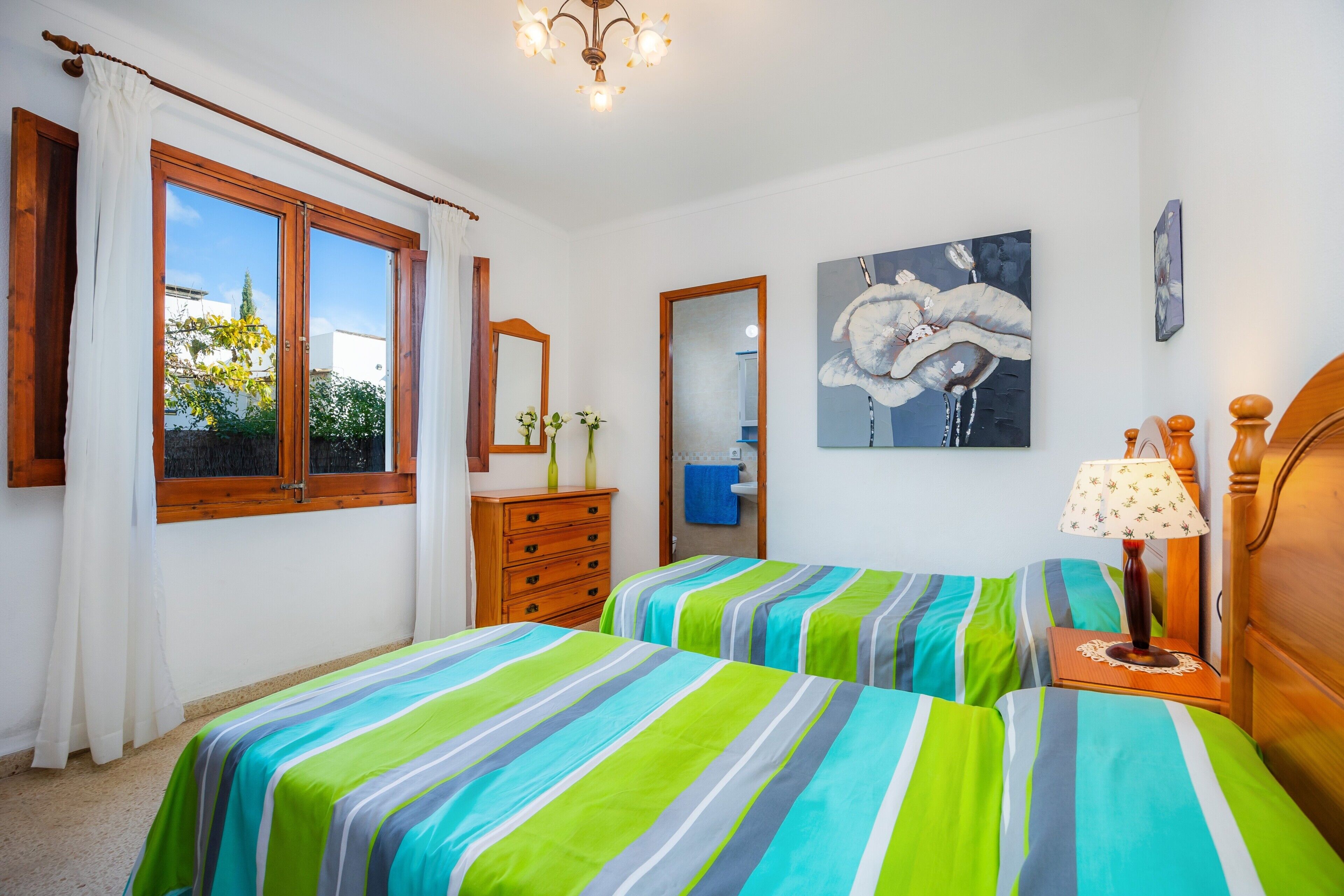 4 slaapkamers, een strijkplank/strijkijzer, gratis wifi, beddengoed