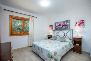 3 bedrooms, iron/ironing board, free WiFi, bed sheets