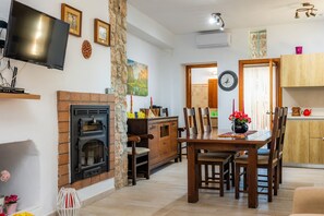 Dining - Villa 'Alzina' with Mountain View, Wi-Fi and Air Conditioning (Illes Balears)
