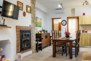 Dining - Villa 'Alzina' with Mountain View, Wi-Fi and Air Conditioning (Illes Balears)