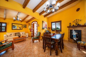 Televisión, chimenea y reproductor de DVD 