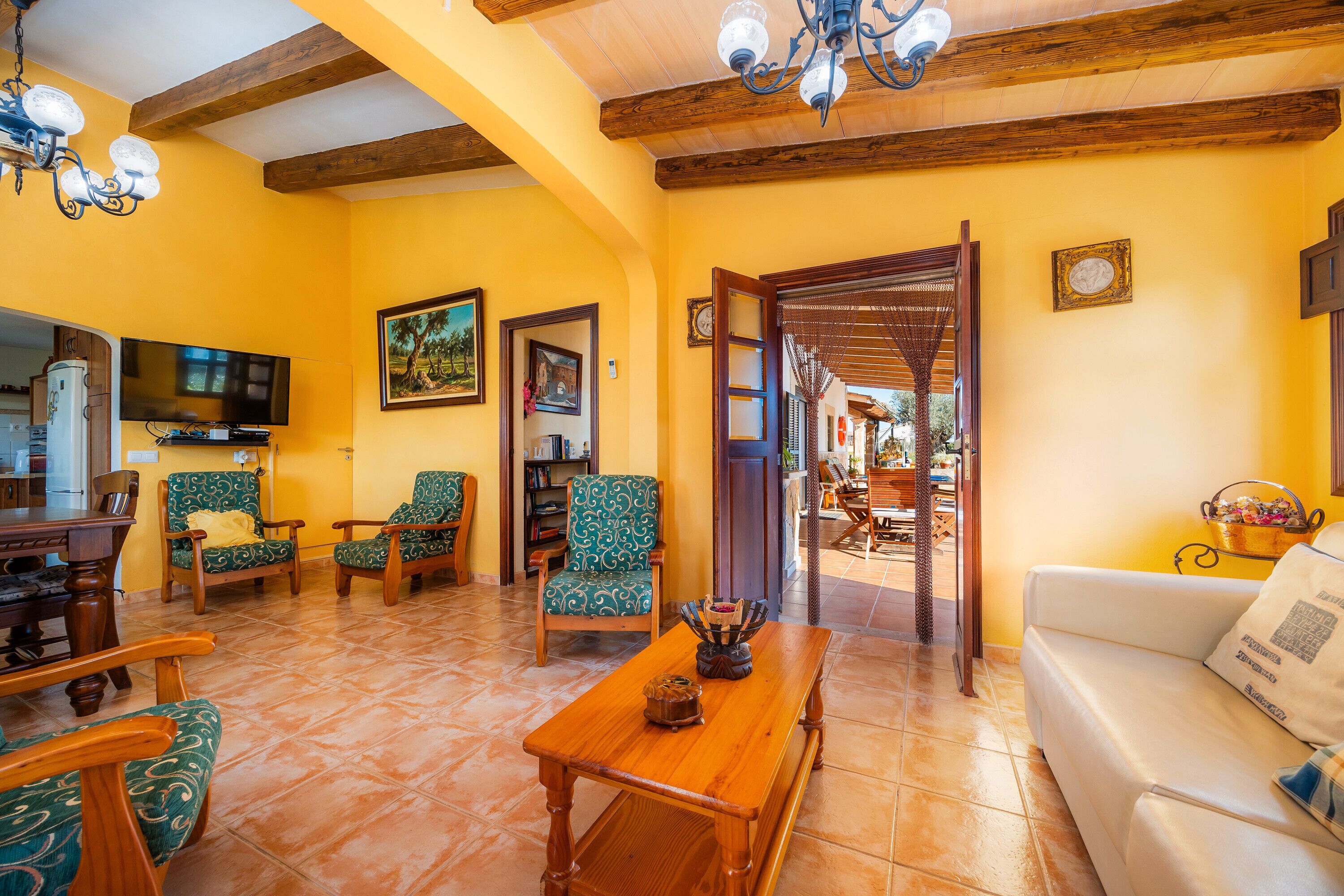 Una televisión, una chimenea, un reproductor de DVD