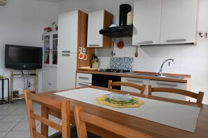 Réfrigérateur, four, tables à manger