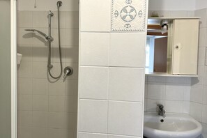Shower, bidet, towels - SE131 - Senigallia, two-room apartment with air conditioning and terrace (Senigallia)
