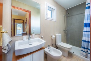 Regadera, secadora de cabello, toallas 