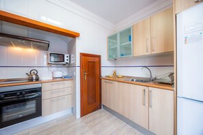 Een koelkast, een microgolfoven, een oven, een vaatwasser
