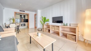 TV - Apartment 'Costacabana -  Dali' with Shared Pool, Balcony and Wi-Fi (Lloret de Mar)