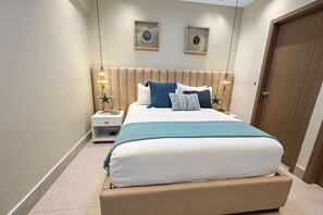 1 habitación, tabla de planchar con plancha y ropa de cama 