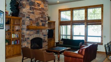 Smart TV, fireplace