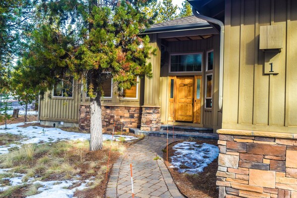 Exterior detail - Cozy Cabin w/hot tub- 5 mins to SHARC(included) (Sunriver)