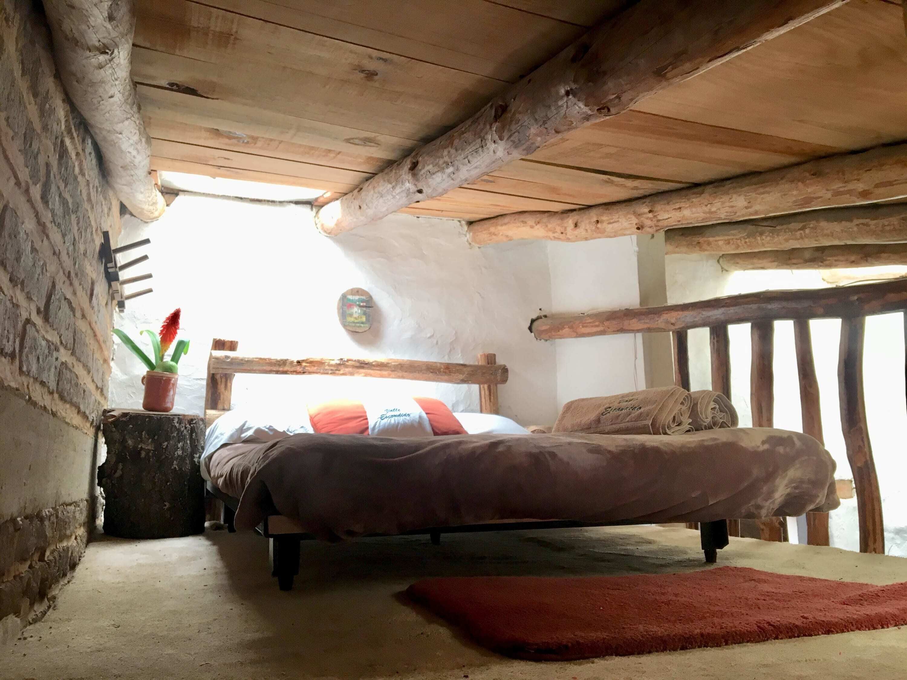 4 bedrooms, desk, WiFi, bed sheets