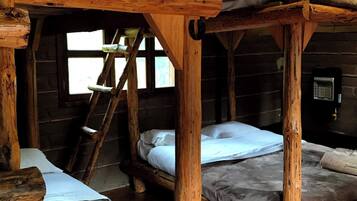 3 bedrooms, desk, WiFi, bed sheets