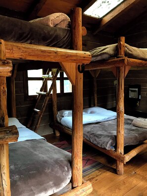 3 bedrooms, desk, WiFi, bed sheets