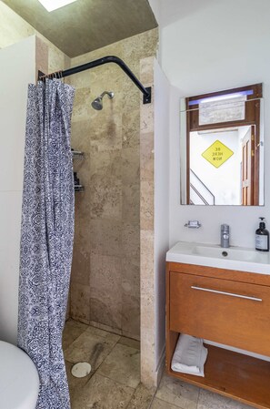 Douche, séchoir à cheveux, serviettes fournies