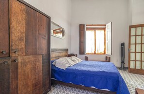 3 slaapkamers, een bureau, een strijkplank/strijkijzer, wifi