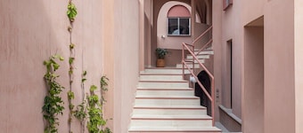 Big cozy apartment, top location. 4bd 3ba. 150mbps
