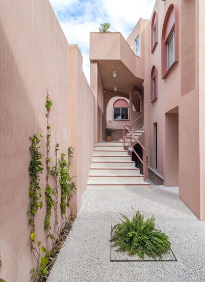 Big cozy apartment, top location. 4bd 3ba. 150mbps