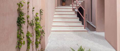 المنطقة المحيطة بالمنشأة