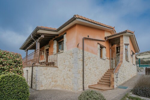 Country House 'La Cardeñuela' with Mountain View, Private Terrace and Wi-Fi