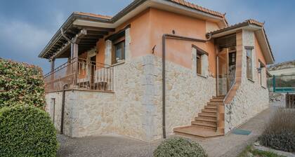 Country House 'La Cardeñuela' with Mountain View, Private Terrace and Wi-Fi