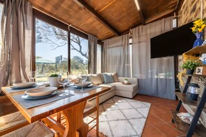 TV - Villa 'Claudia - Calasetta' with Sea View, Wi-Fi and Air Conditioning (Calasetta)