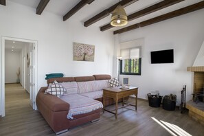 TV, fireplace - Country House 'El Moral' with Mountain View, Private Terrace and Wi-Fi (Prado del Rey)