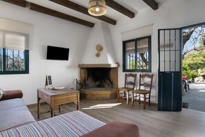 Interior - Country House 'El Moral' with Mountain View, Private Terrace and Wi-Fi (Prado del Rey)