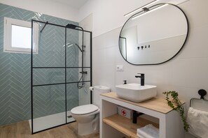 Shower, hair dryer, towels - Country House 'El Moral' with Mountain View, Private Terrace and Wi-Fi (Prado del Rey)