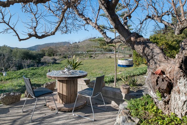 Outdoor dining - Country House 'El Moral' with Mountain View, Private Terrace and Wi-Fi (Prado del Rey)