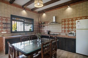 Fridge, microwave, oven, stovetop - Country House 'El Moral' with Mountain View, Private Terrace and Wi-Fi (Prado del Rey)