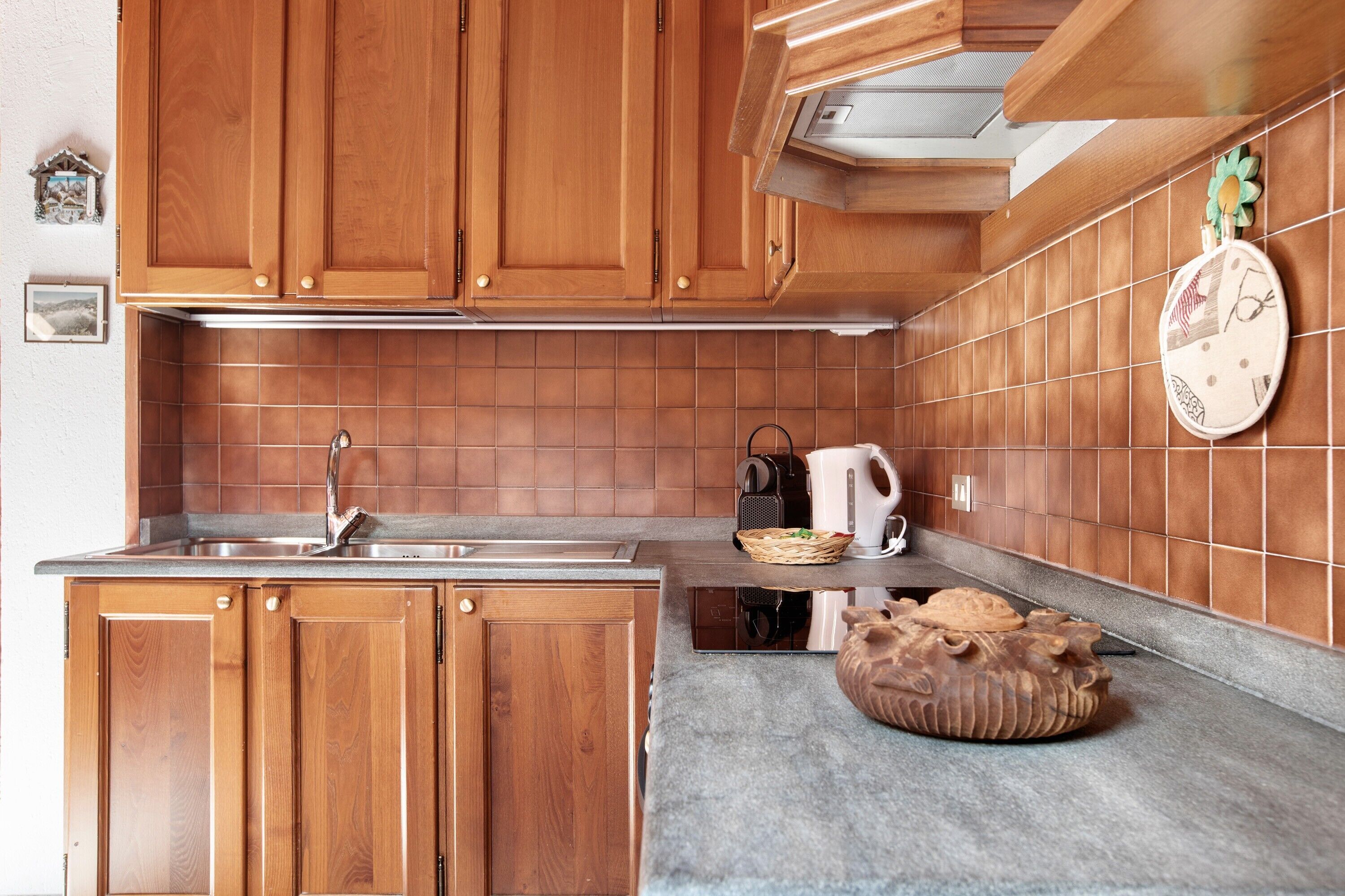 Réfrigérateur, four, plaque de cuisson, cafetière/bouilloire