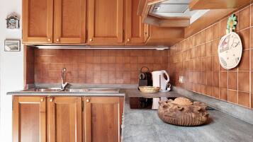 Réfrigérateur, four, plaque de cuisson, cafetiÚre/bouilloire