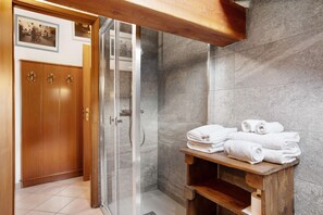 Dusche, Haartrockner, Handtücher