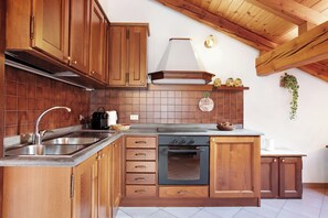 ثلاجة، فرن، موقد طهي مسطح، ماكينة لصنع القهوة/الشاي