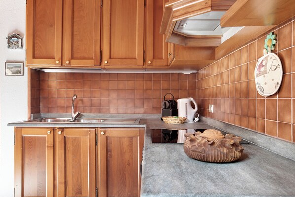 Frigorifero, forno, piano cottura, macchina per tè/caffè