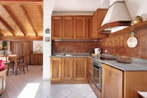 Frigorifero, forno, piano cottura, macchina per tè/caffè