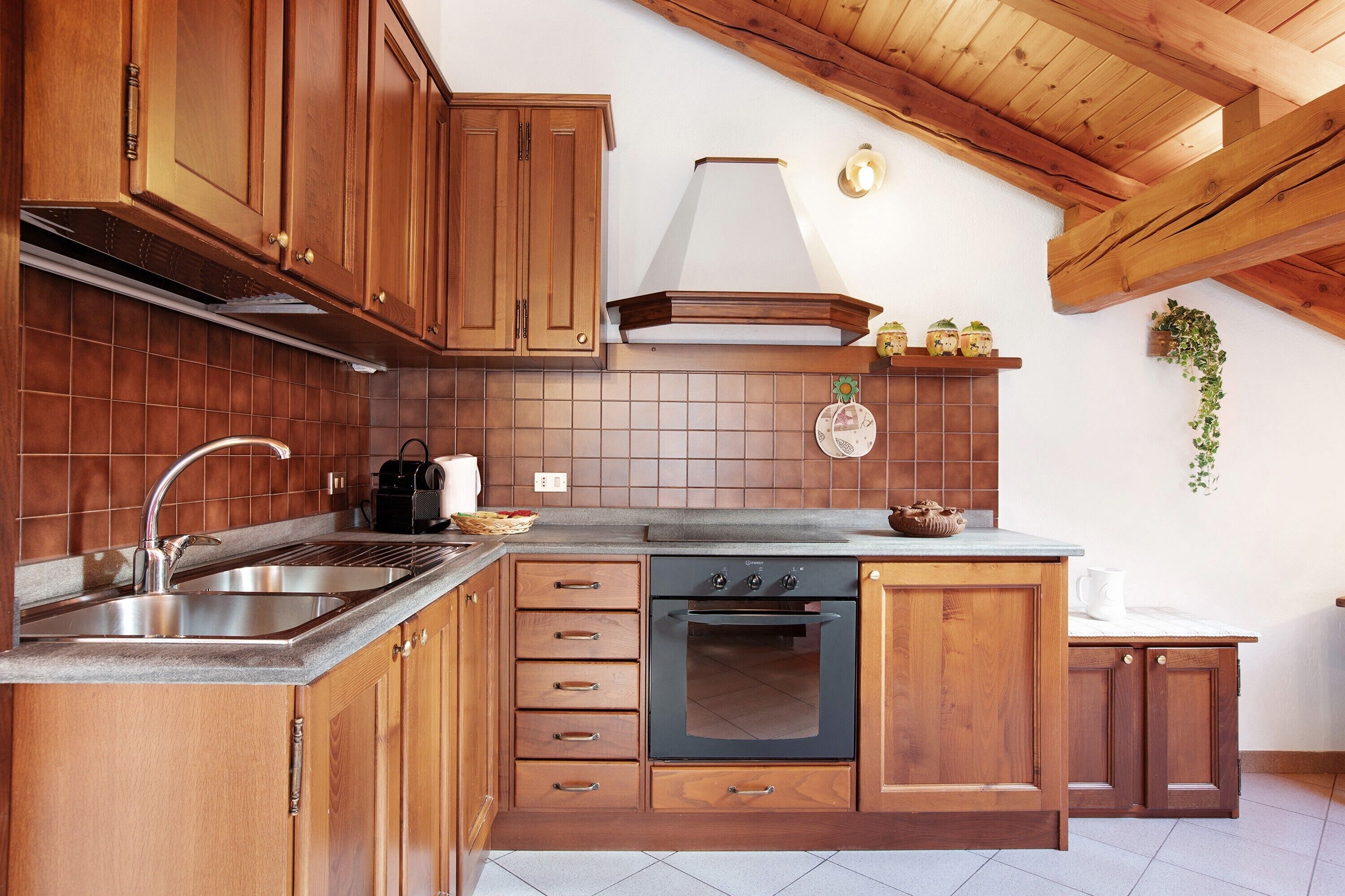 Frigorifero, forno, piano cottura, macchina per tè/caffè